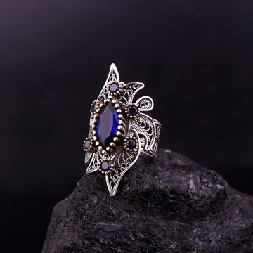 Sophisticated Rhombus Filigree Ring: Sterling Silver with Lab-Grown Garnet